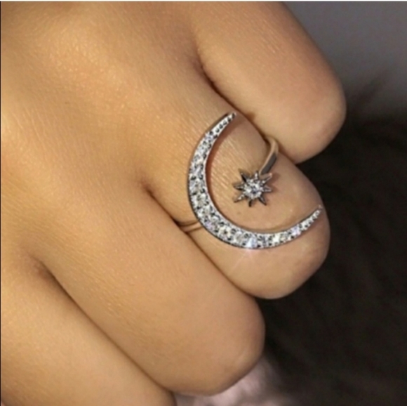 Jewelry - 🎀Stunning Crescent Moon Sapphire Ring
